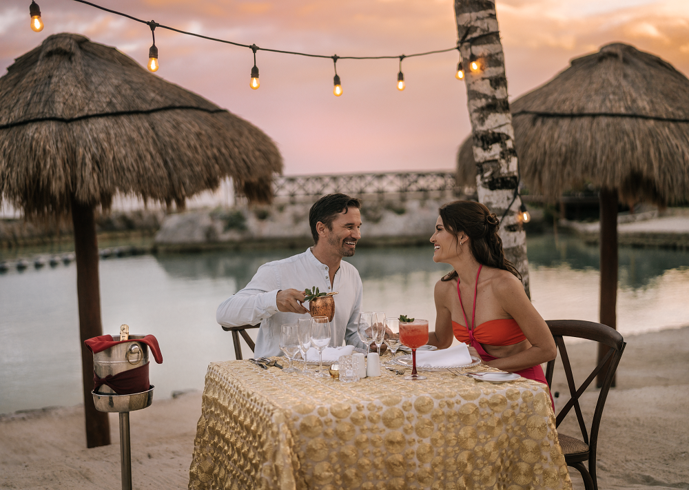 Pareja en la Playa - Cena Romántica